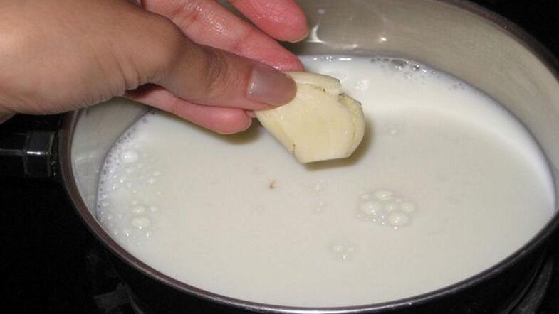 Une décoction d'ail avec du lait pour un lavement nettoyant et antiparasitaire