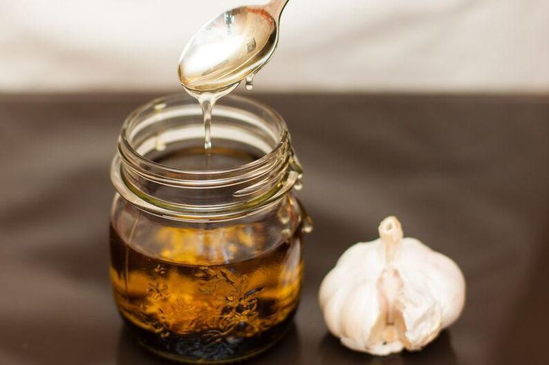 Une infusion de cognac à l'ail qui aide à lutter contre les parasites