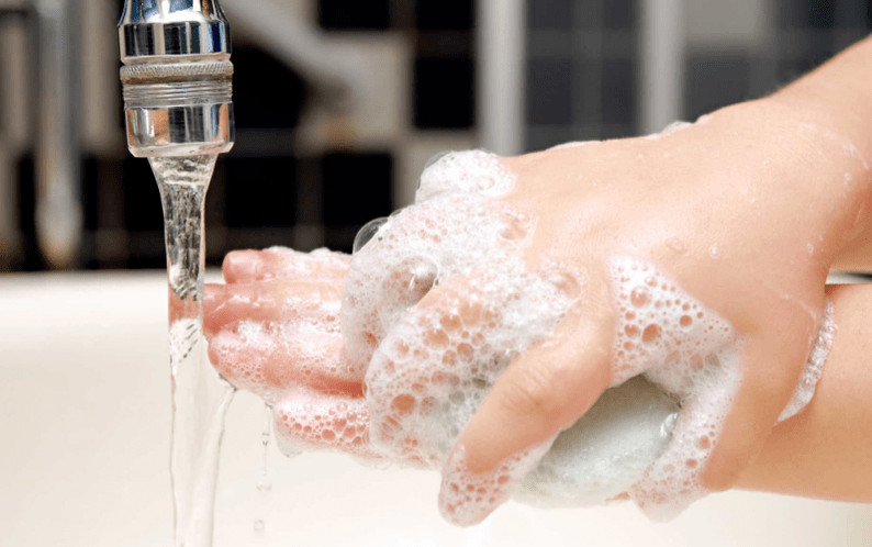 Se laver les mains pour éviter les vers